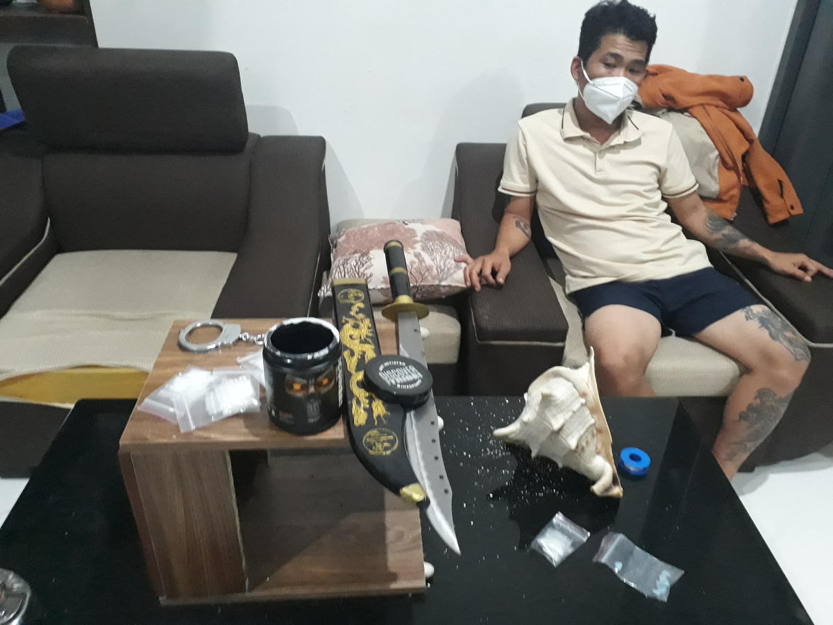 Ma túy và 1 mã tấu dài bị cơ quan chức năng phát hiện.