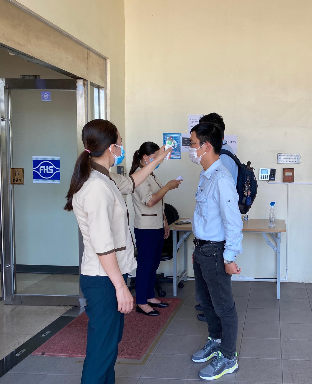 Nhân viên Formosa Hà Tĩnh thực hiện nghiêm ngặt quy định về các biện pháp phòng, chống dịch Covid-19.