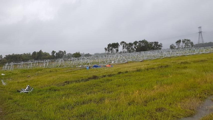 Tại phường Thạch Linh, một nhà lưới sắt rộng khoảng 1.000 m2 đang thi công cũng bị đổ sập do mưa lớn.