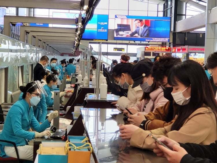 Lượng khách đi máy bay sau Tết vào các tỉnh phía Nam tăng cao.