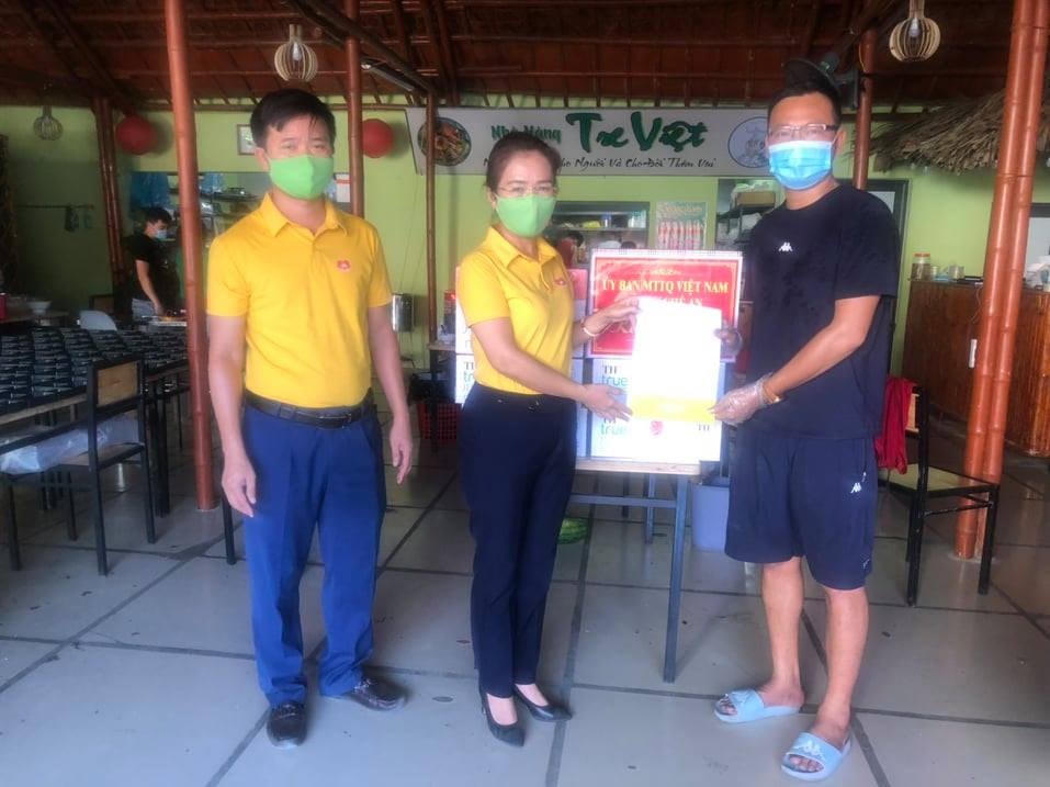Trước sự hoành hành của dịch Covid-19, sự hỗ trợ bằng những suất cơm từ các nhà hàng như Tre Việt, Minh Hồng được dư luận ghi nhận, đánh giá cao (Ảnh: Điền Bắc)
