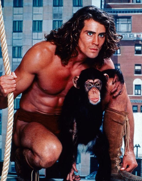 Joe Lara trong vai Tarzan.  