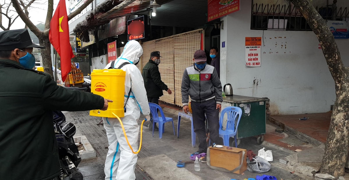 Lực lượng chức năng lập rào chắn và phun tiêu độc khử trùng, phong tỏa toàn bộ quán ăn sáng đó.
