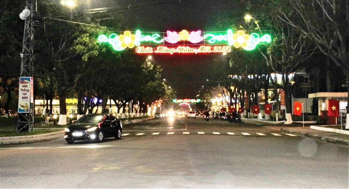 Về đêm thành phố lung linh ánh điện, rực rỡ sắc màu.