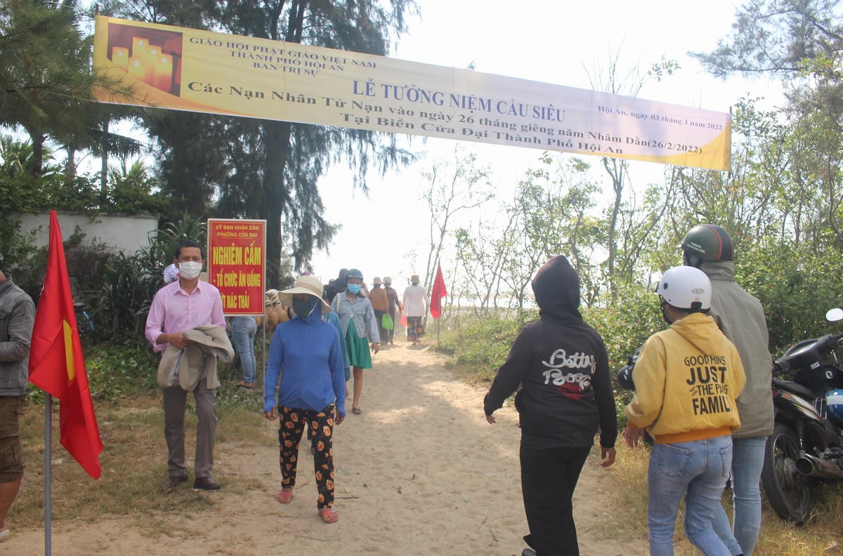 Rất đông người dân TP Hội An đến dự lễ cầu siêu.