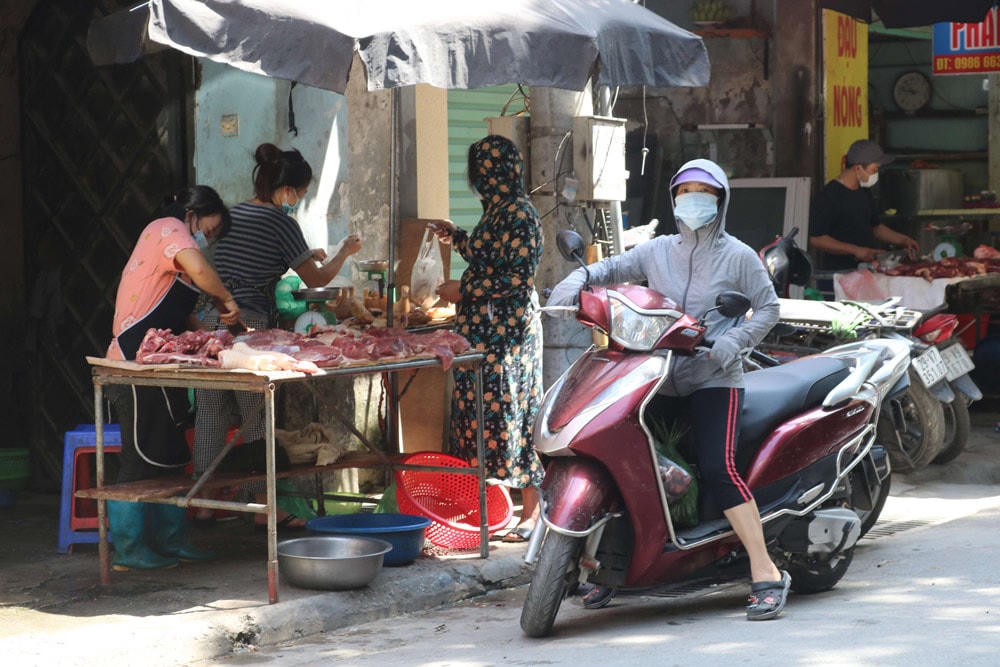 Hà Nội: Chợ vẫn tấp nập nhưng có nơi quên quy định 'đeo khẩu trang, giãn cách'