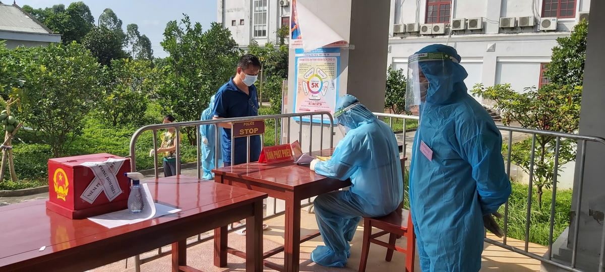 Cử tri tham gia bầu cử tại khu cách ly Trung đoàn 855