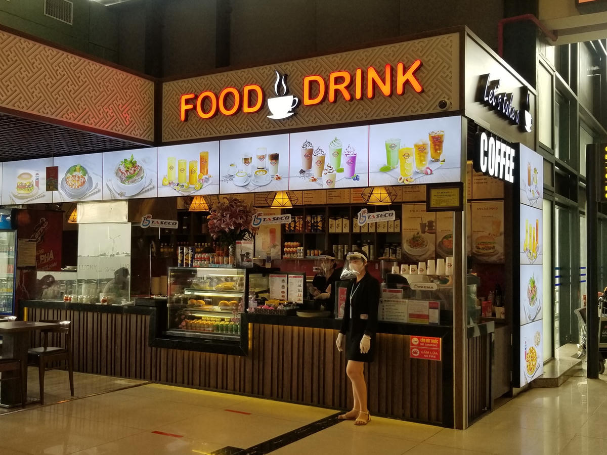 Sân bay Nội Bài vẫn đông hành khách sau kỳ nghỉ Tết, không có chuyện 'đóng cửa'