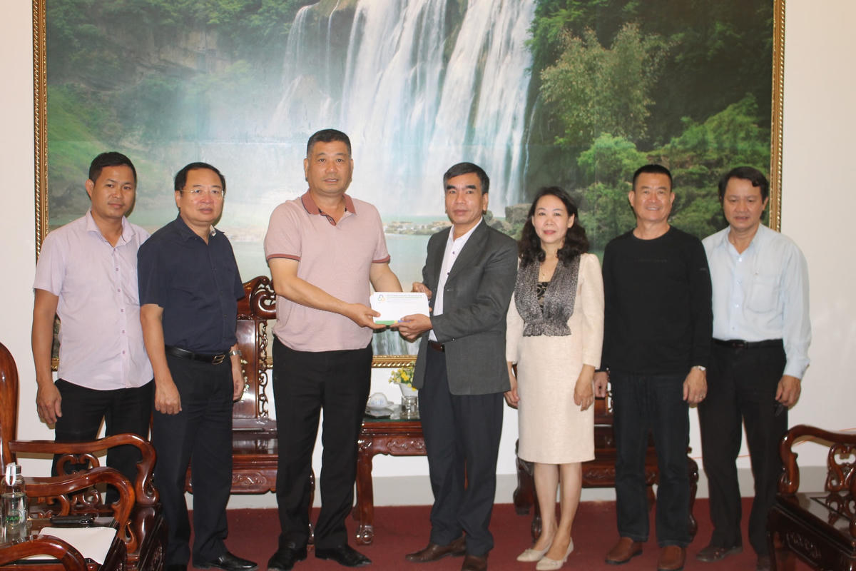 Công ty PPC trao tiền ủng hộ nhờ chuyển cho cho thân nhân liệt sĩ và người bị thiệt mạng vì bão, lụt.  