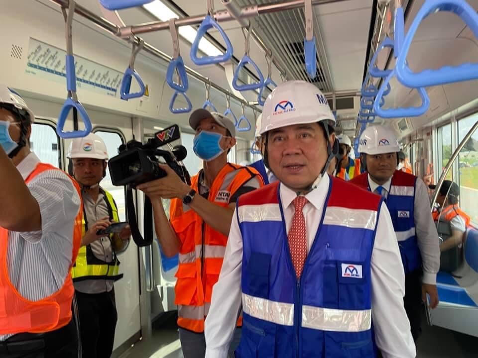 Lãnh đạo TPHCM lần đầu bước lên tàu metro số 1