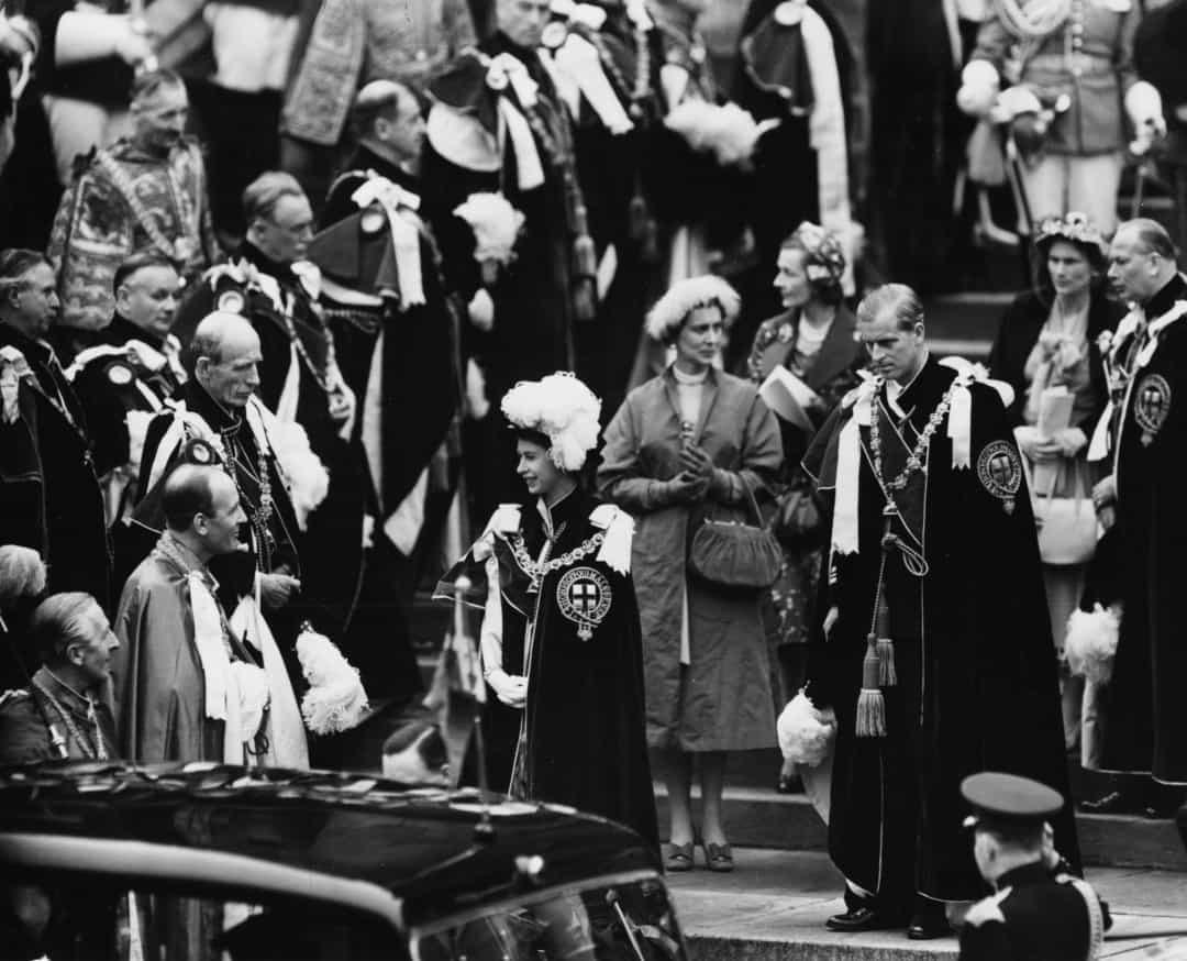 Nữ hoàng Elizabeth II và Hoàng thân Philip mặc áo choàng Garter sau buổi lễ khi Vua Đan Mạch được phong tước hiệp sĩ, năm 1951.