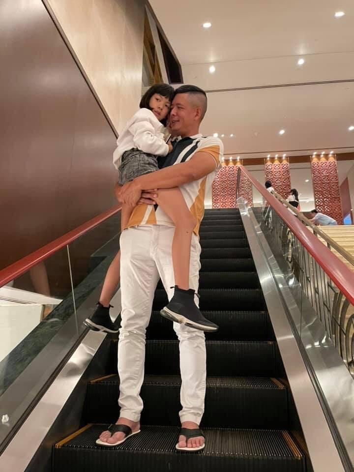 Bình Minh nựng con gái: “Dài ngoằng rồi mà cũng thích bế thôi”.