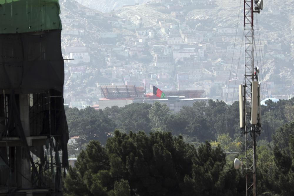  Quốc kỳ Afghanistan bay trên nóc dinh tổng thống ở thủ đô Kabul. (Ảnh: AP).
