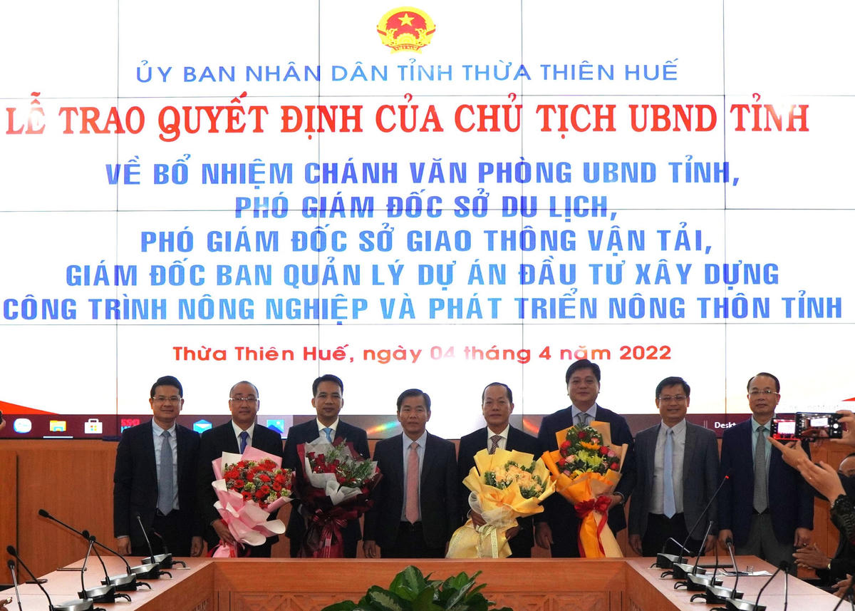 Lãnh đạo tỉnh Thừa Thiên - Huế tặng hoa chúc mừng các cán bộ được bổ nhiệm. Ảnh: Ngọc Minh.