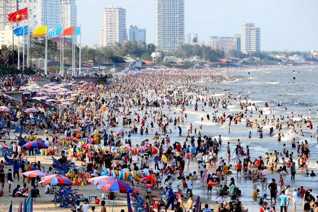 Hàng chục nghìn người tắm biển Vũng Tàu vào chiều 30/4 (Ảnh: Hải Vân Vũng Tàu).  