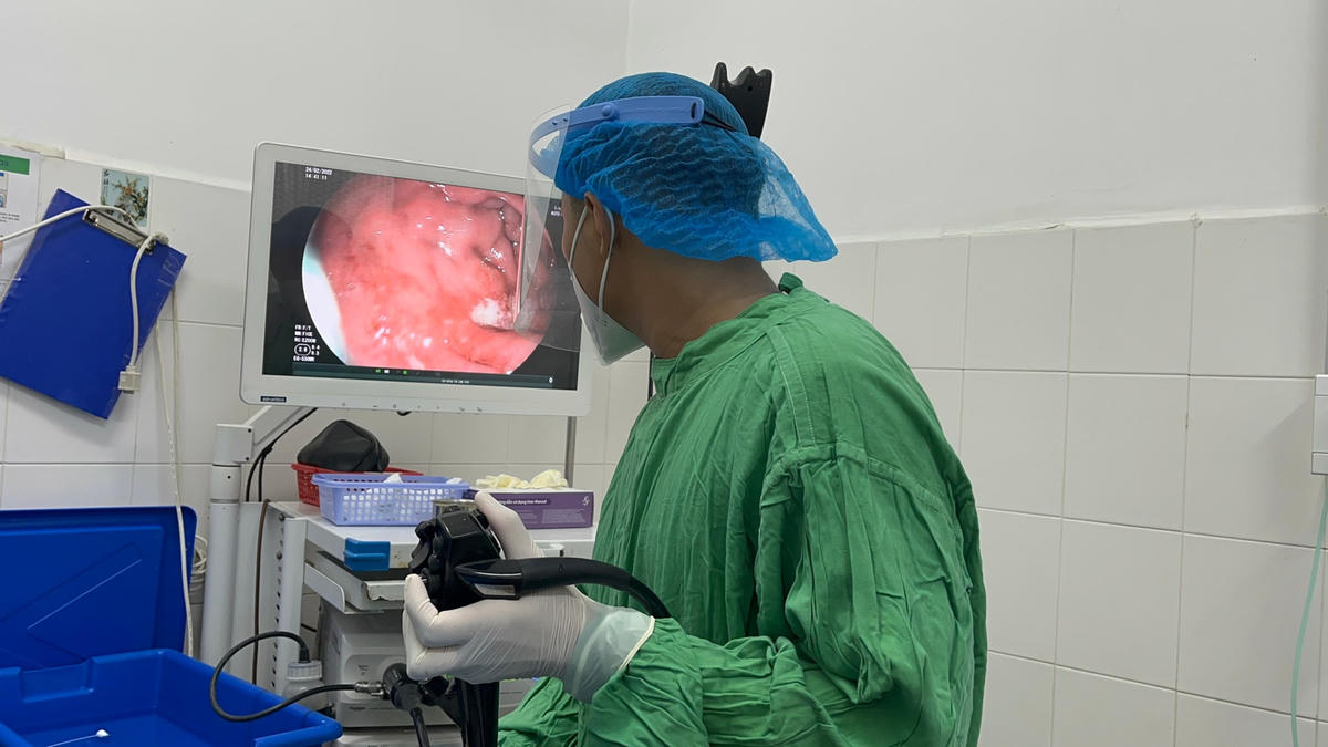 Bác sĩ đang tiến hành can thiệp nội soi lấy dị vật ra khỏi dạ dày bệnh nhân.