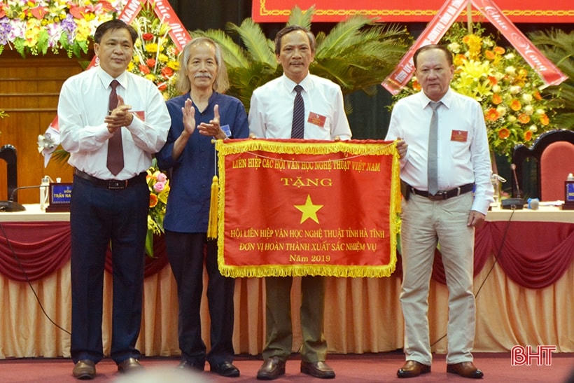 Họa sỹ Lương Xuân Đoàn, Chủ tịch Hội Mỹ thuật Việt Nam trao Cờ thi đua năm 2019 cho Hội Liên hiệp VHNT Hà Tĩnh. Ảnh: Báo Hà Tĩnh.