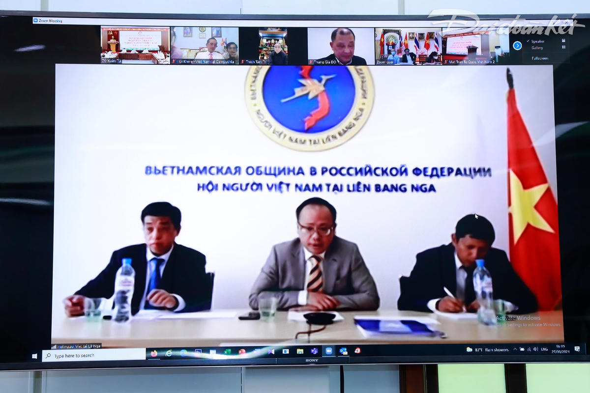 Ông Đỗ Xuân Hoàng phát biểu từ đầu cầu tại LB Nga. Ảnh: Quang Vinh.