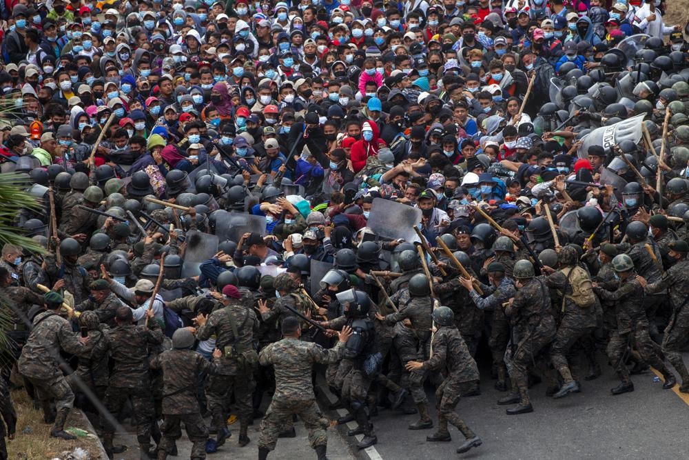 Người di cư Honduras đụng độ với binh lính Guatemala ở Vado Hondo, Guatemala, vào ngày 17/1/2021. Ảnh: AP.  
