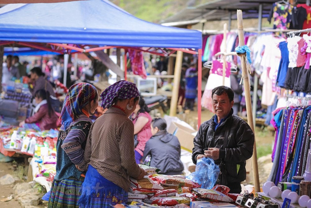 Đa số là những mặt hàng do người dân vùng cao tự làm, tự sản xuất như rau, thịt,... (Ảnh: Minh Sơn/Vietnam+).