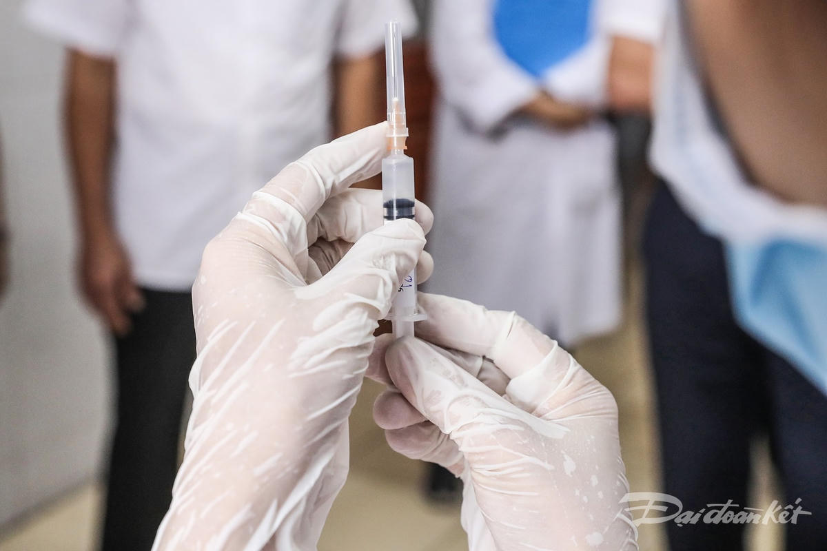 [ẢNH] Tiêm thử nghiệm vaccine Nanocovax giai đoạn 3 tại Hưng Yên