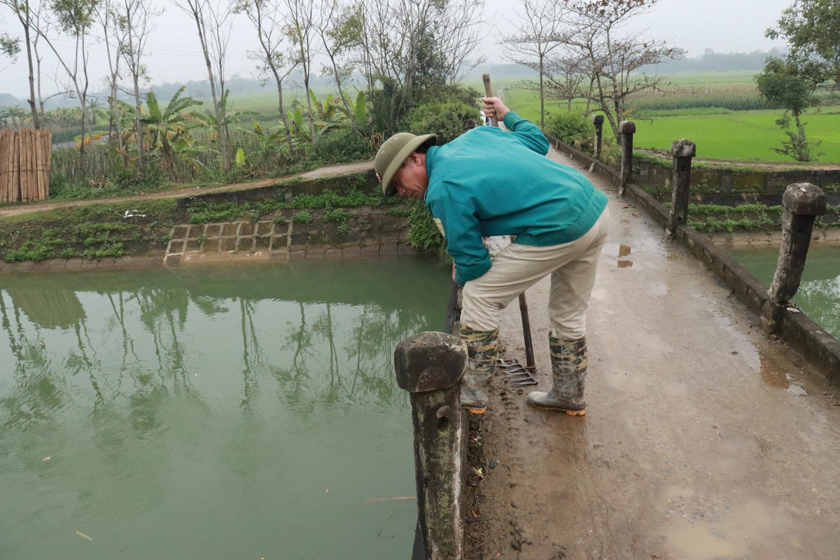 Chiều cao từ đáy kênh lên thành cầu cao khoảng 10m. Thời điểm hiện tại, độ sâu của con kênh là 4 m, từ vị trí mặt nước cách thành cầu 6 m.