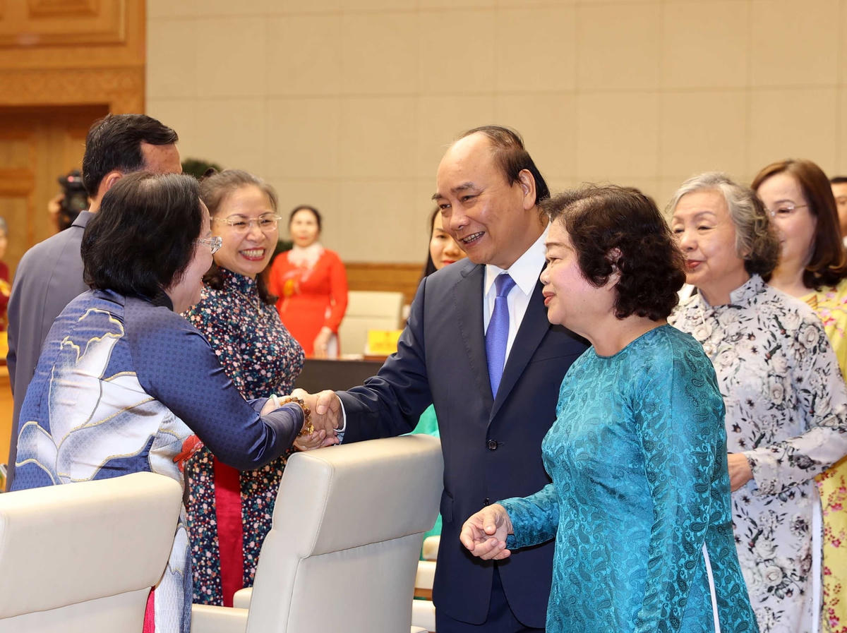 Thủ tướng Nguyễn Xuân Phúc tại buổi gặp mặt Đoàn công tác Quỹ Vừ A Dính và Câu lạc bộ “Vì Hoàng Sa - Trường Sa thân yêu”. Ảnh: TTXVN.
