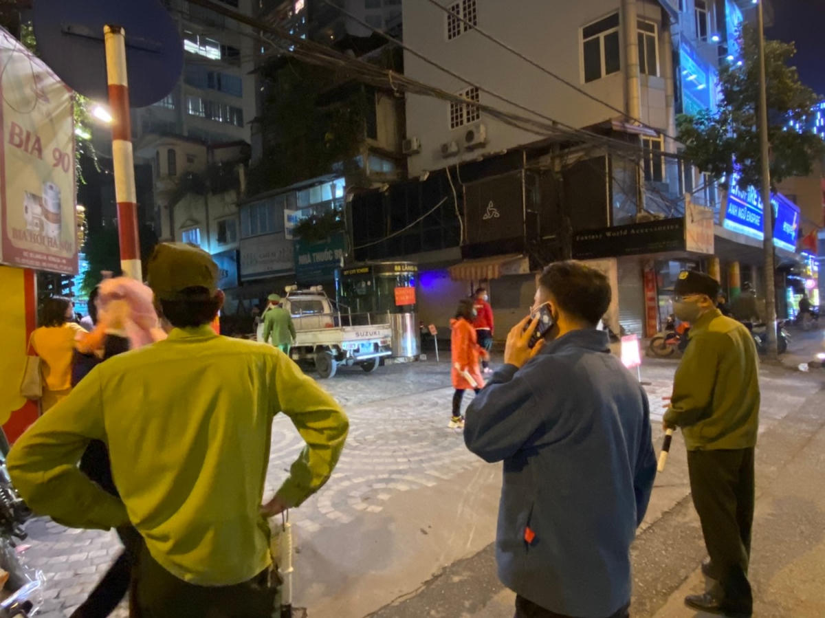Khu vực Chung cư 88 Láng Hạ hiện có rất đông lực lượng chức năng kiểm soát.
