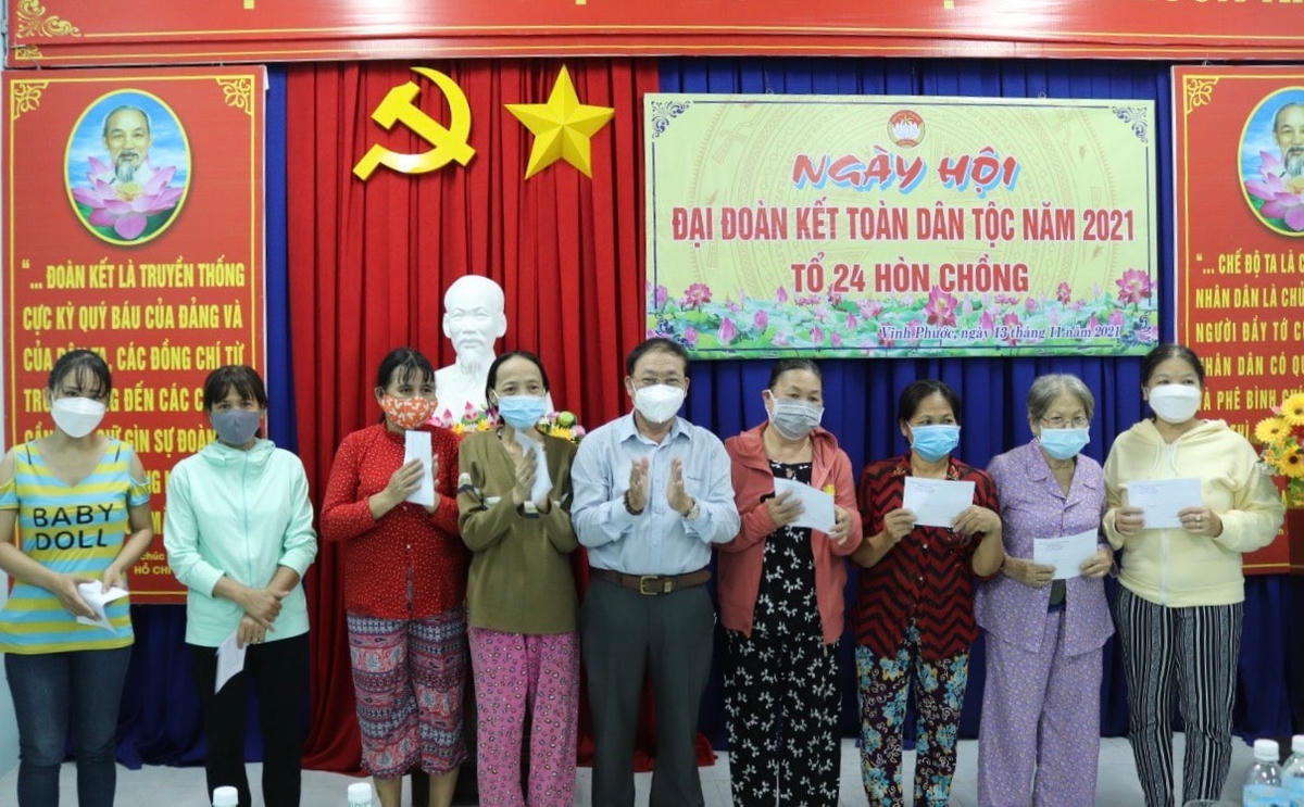 Ủy ban MTTQ Việt Nam tỉnh Khánh Hòa đã trao 20 phần quà cho các hộ nghèo, khó khăn do ảnh hưởng dịch Covid-19.