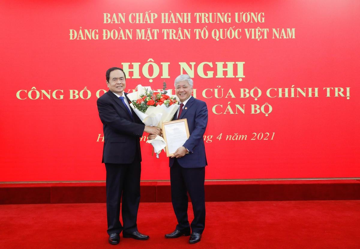 Chủ tịch Trần Thanh Mẫn trao quyết định và tặng hoa chúc mừng ông Đỗ Văn Chiến.