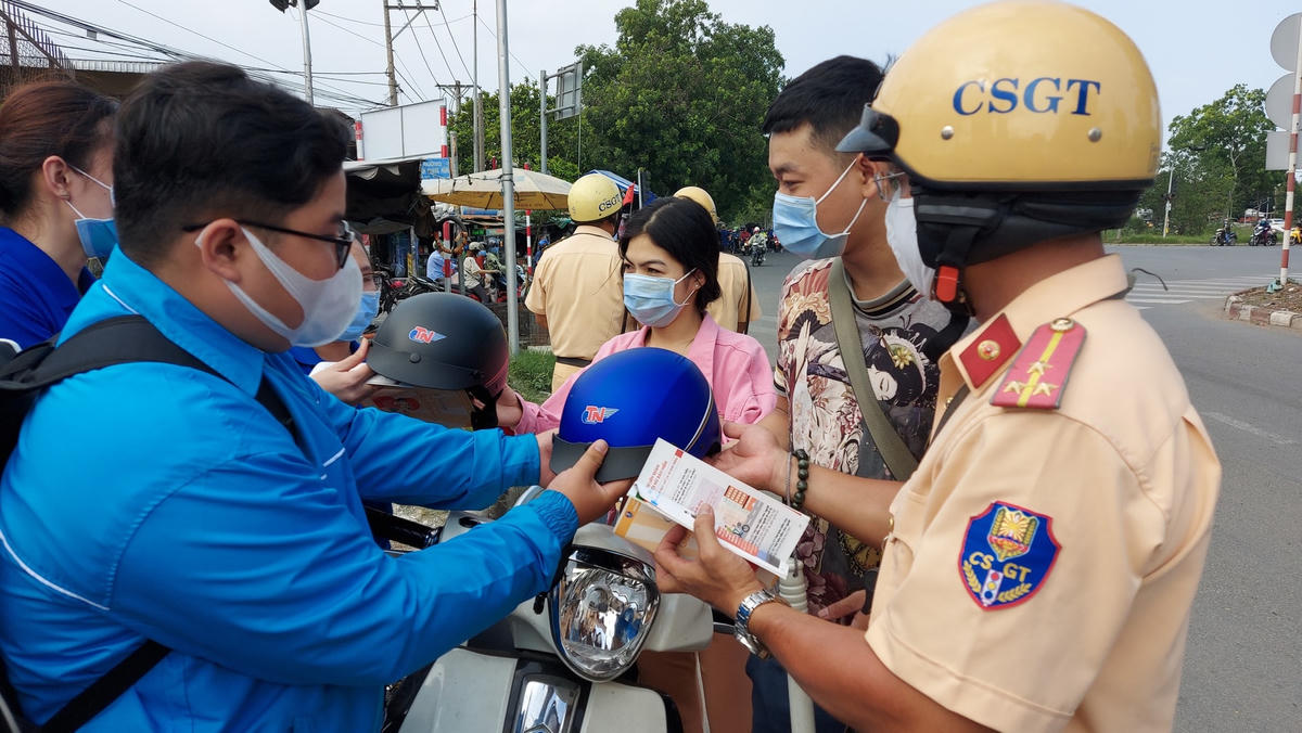 Tặng mũ bảo hiểm đạt kỹ thuật an toàn cho người dân tham gia giao thông