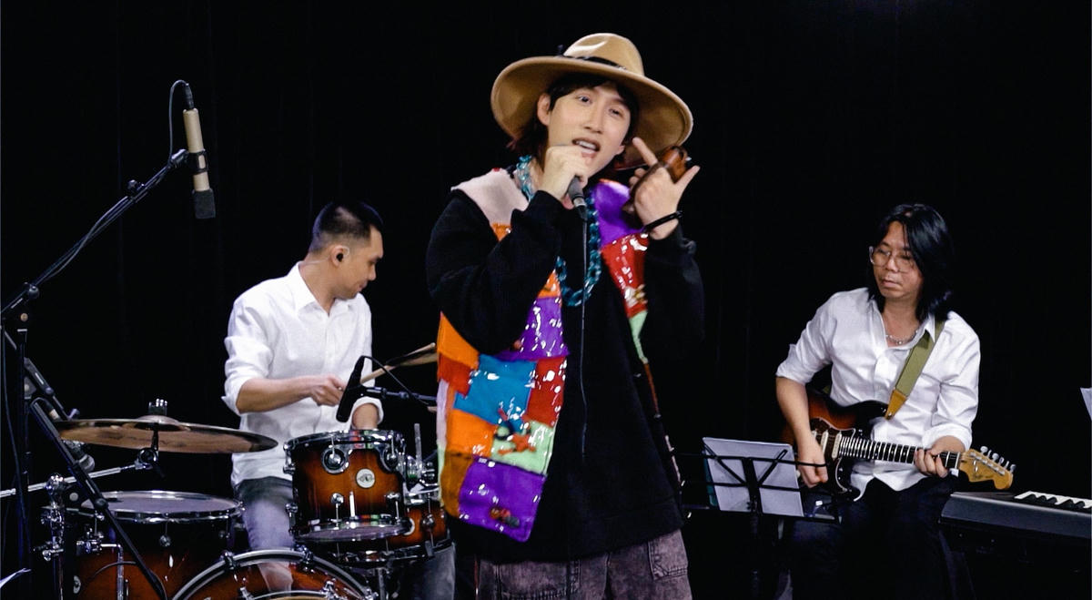 VP Bá Vương đã đốt cháy sân khấu với sự hỗ trợ của band nhạc Hoài Sa với ca khúc "Vui đi từng ngày".