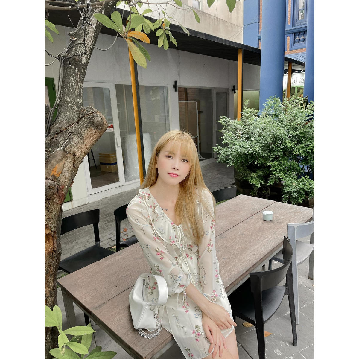 Sau lùm xùm những ngày qua về nghi vấn chia tay Sơn Tùng, Thiều Bảo Trâm trông có vẻ gầy hơn nhưng vẫn rất xinh đẹp. Cô chỉ đăng tải hình ảnh mà không thể hiện trạng thái gì.