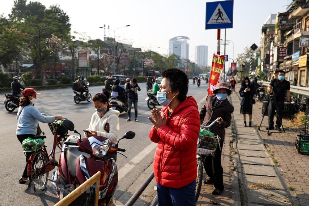 Chị Thuỷ cùng những người bạn của mình đã đánh chuyến hàng đầu tiên về đến Hà Nội lúc 1h sáng. Đến khoảng 7h sáng, mọi nông sản như cà chua, cải bắp, su hào, súp lơ đều đã được bán sạch. (Ảnh: Minh Sơn/Vietnam+).