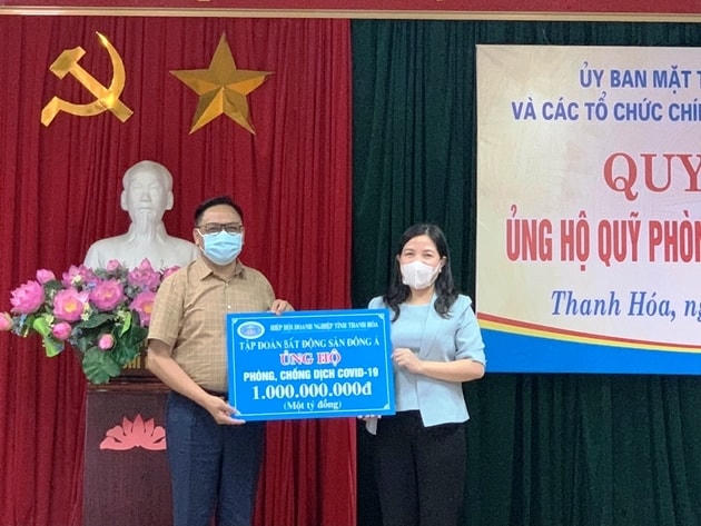 Bà Phạm Thị Thanh Thủy, Chủ tịch Ủy ban MTTQ, Trưởng ban Dân vận Tỉnh uỷ Thanh Hóa tiếp nhận ủng hộ từ các tập thể, cá nhân trong và ngoài tỉnh.