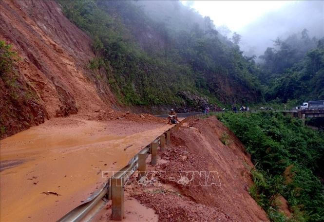 Sạt lở trên quốc lộ 12 Phong Thổ đi Nậm Nhùn, Mường Tè (Lai Châu). Ảnh: TTXVN.