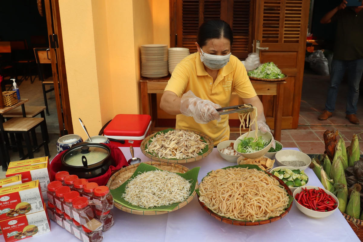 Dọc con phố cổ có nhiều món ăn mang đặc trưng của vùng đất xứ Quảng được trưng bày, mời gọi du khách vào thưởng thức.