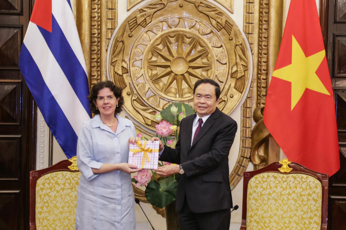Chủ tịch Ttrần Thanh Mẫn tặng quà Đại sứ Cuba Lianys Torres Rivera