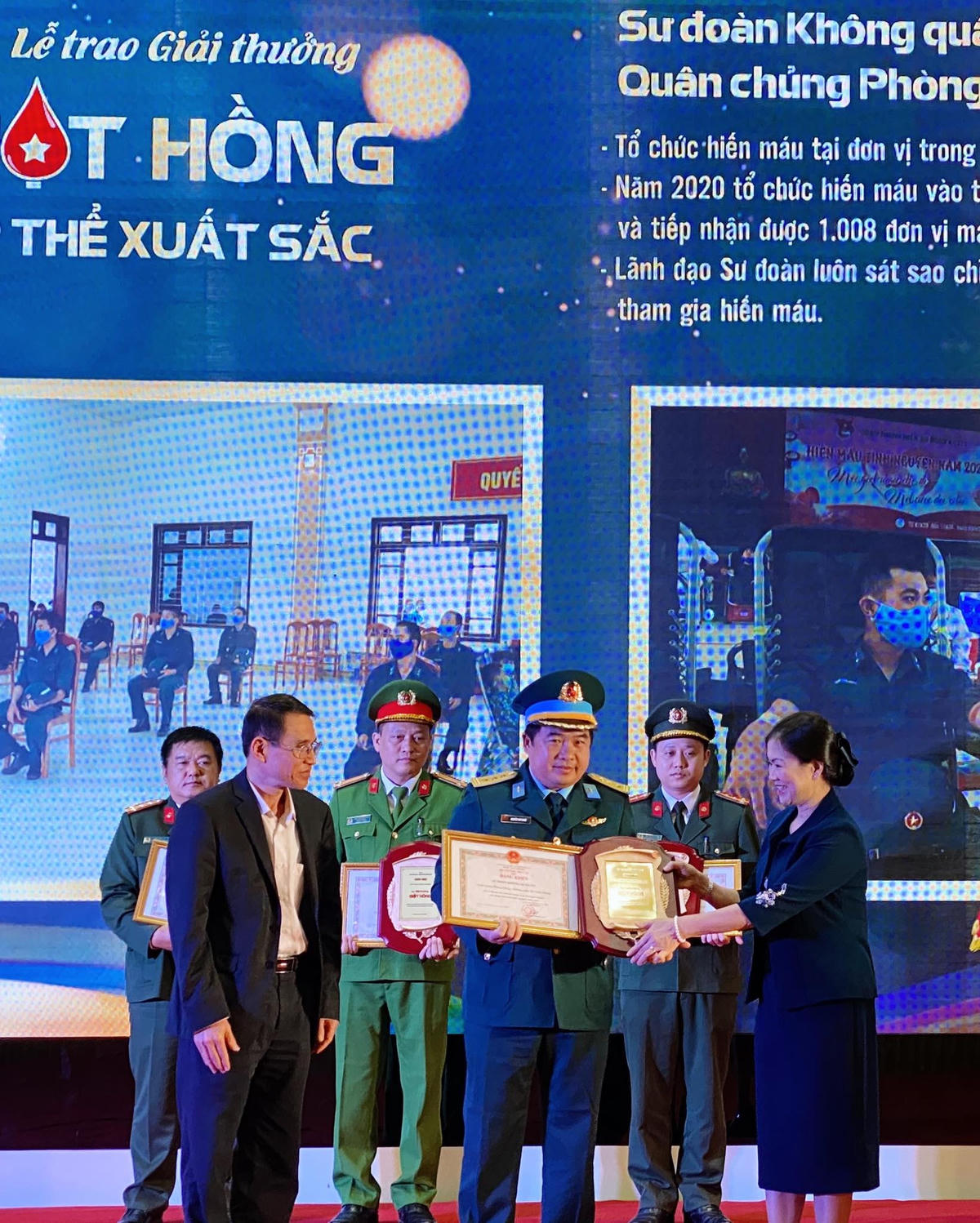 Bà Trương Thị Ngọc Ánh trao giải thưởng cho Sư đoàn Không quân 371. Ảnh: Đức Trân