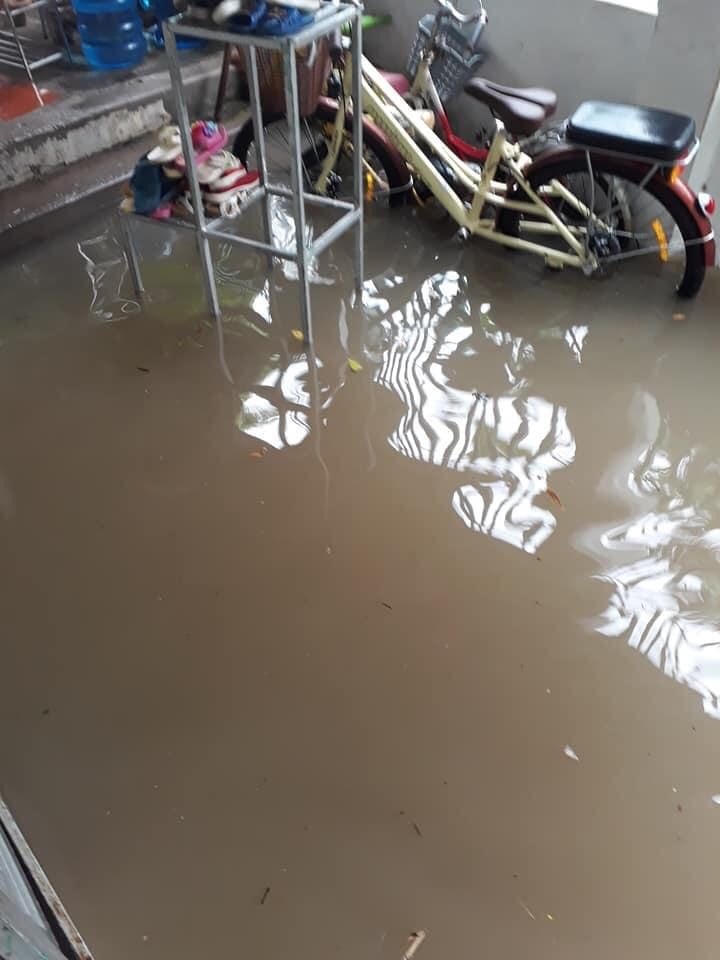 Một số nhà dân bị nước tràn vào phía trong.