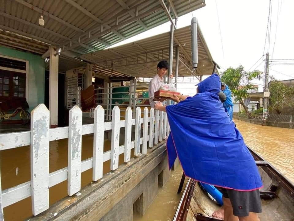 Gia đình anh Trung đã đi gần 800 km để hỗ trợ hàng hóa, nhu yếu phẩm cho bà con vùng lũ lụt ở miền Trung.