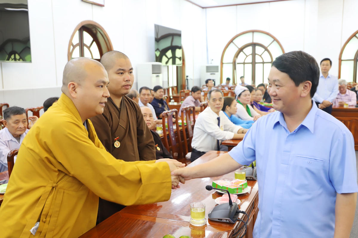 Phó Chủ tịch - Tổng Thư ký Hầu A Lềnh cùng các đại biểu dân tộc và tôn giáo tiêu biểu tỉnh Nghệ An.
