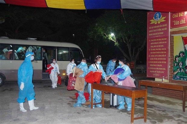 Công dân làm thủ tục vào cơ sở cách ly. (Ảnh: Đinh Tuấn/TTXVN).