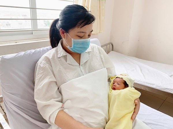 Hai mẹ con sản phụ Phượng.