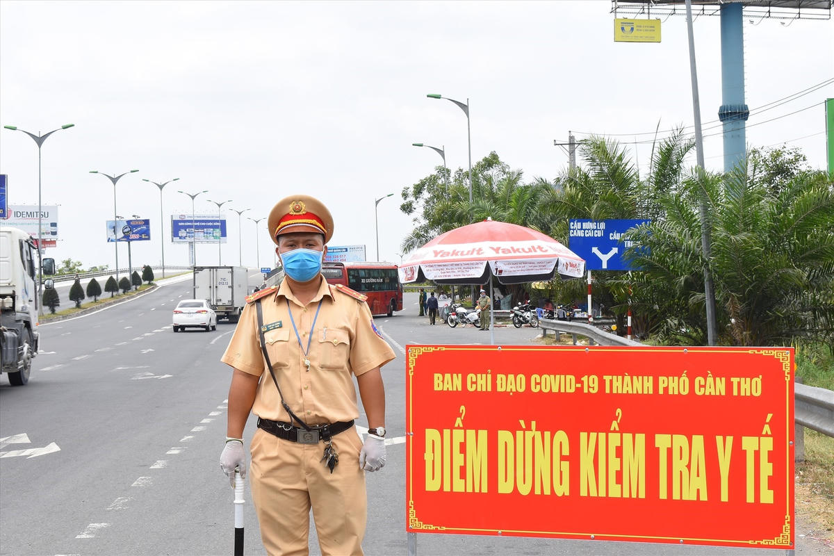 Tăng cường kiểm tra, kiểm soát người và xe ở các điểm chốt chặn vào thành phố.