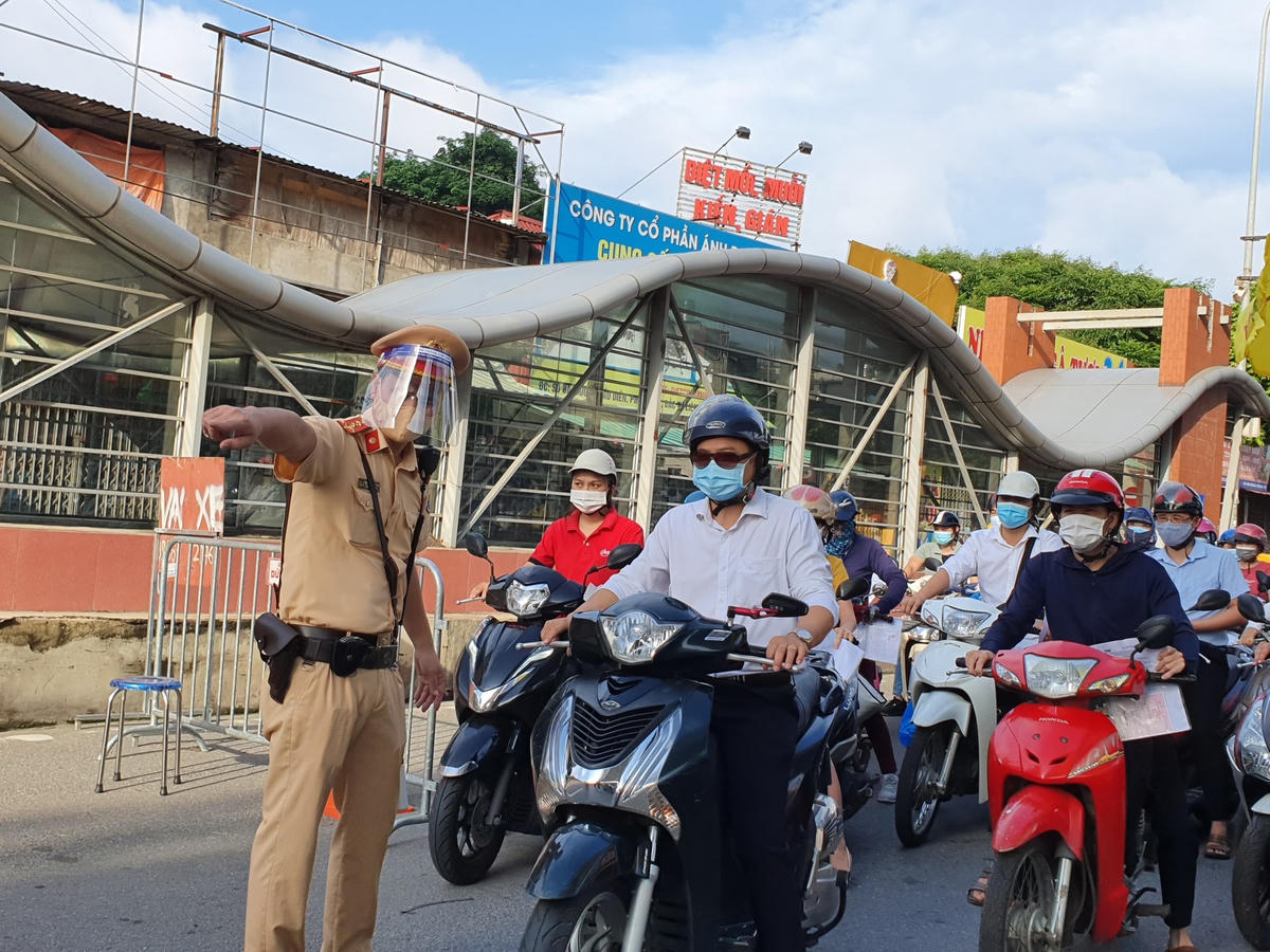 Lực lượng chức năng liên tục phân luồng, hướng dẫn người dân.