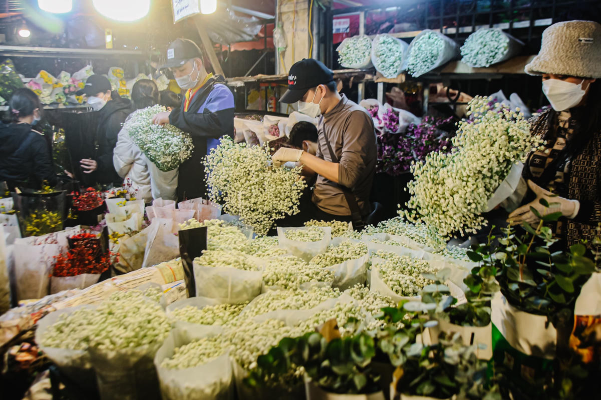 Anh Lê Anh Tuấn, người bán hoa tại chợ cho biết: “Bình thường, cứ vào dịp ngày Rằm, mùng 1 và đặc biệt là dịp giáp Tết Nguyên đán, chợ hoa Quảng Bá lại tấp nập hơn, nhất là từ sau ngày 23 âm lịch".