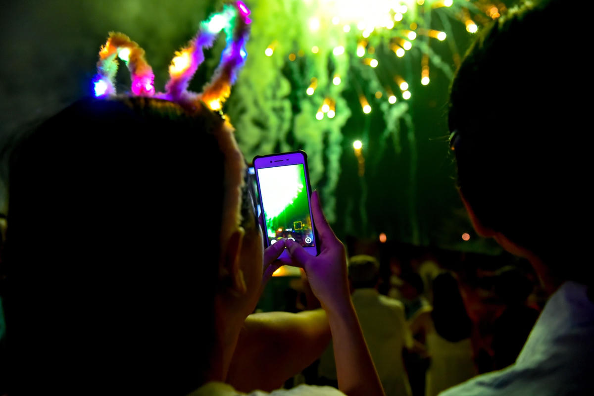 Những tia pháo nhiều màu sắc bay lên bầu trời trong sự phấn khích của du khách.