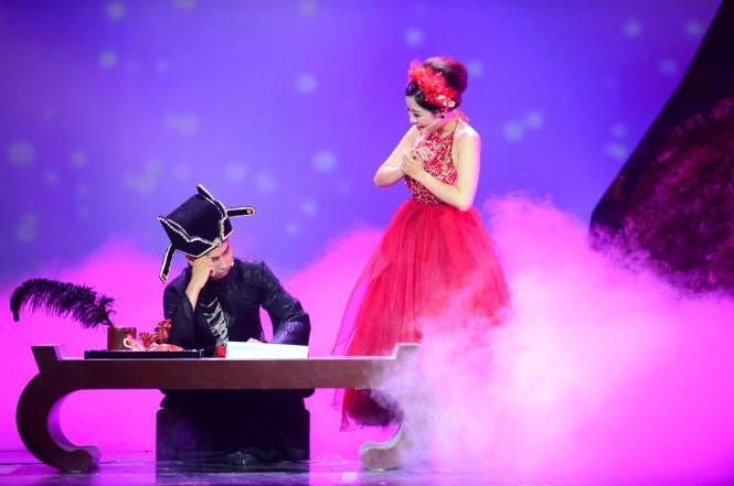 Tấn Đạt (vai Từ Thức) và Thanh Nguyên (vai Giáng Hương) trong nhạc kịch “Chuyện tình nàng Giáng Hương”. Ảnh: Quang Định.  
