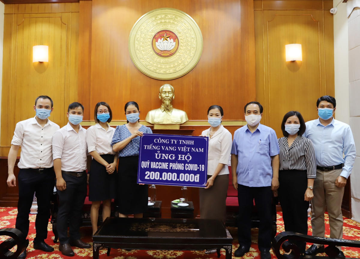 Phó Chủ tịch Trương Thị Ngọc Ánh tiếp nhận ủng hộ từ Công ty TNHH Tiếng Vang Việt Nam.